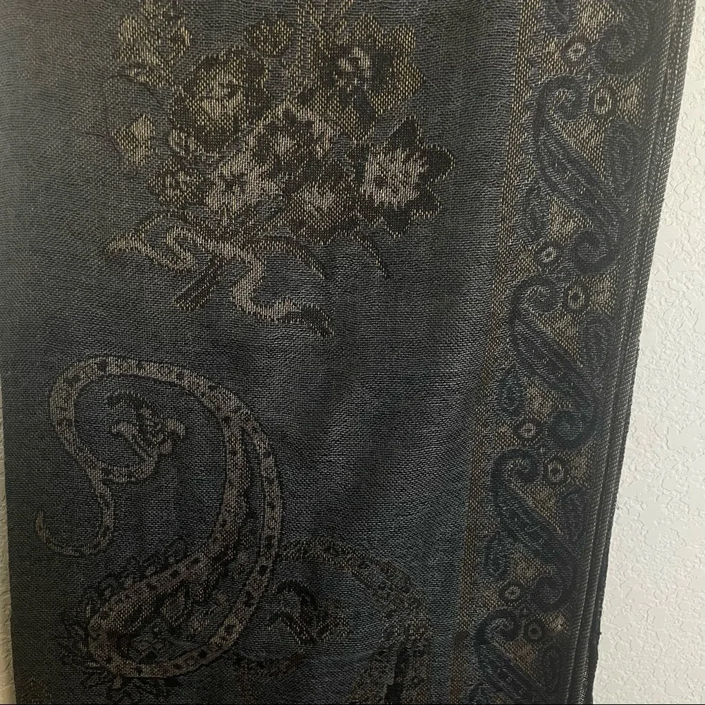 Beautiful Paisley style Women’s Scarf NWOT
